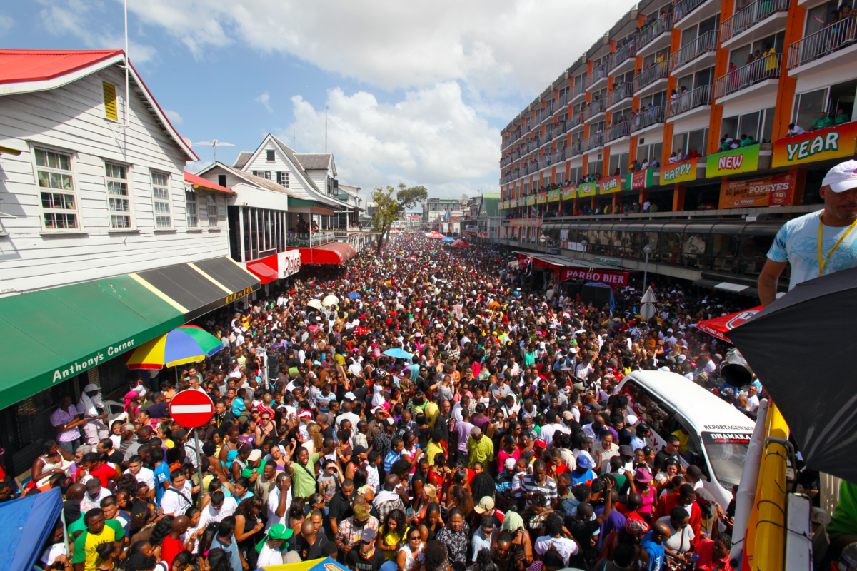 Oudjaarsviering: Een spectaculair gebeuren in Suriname