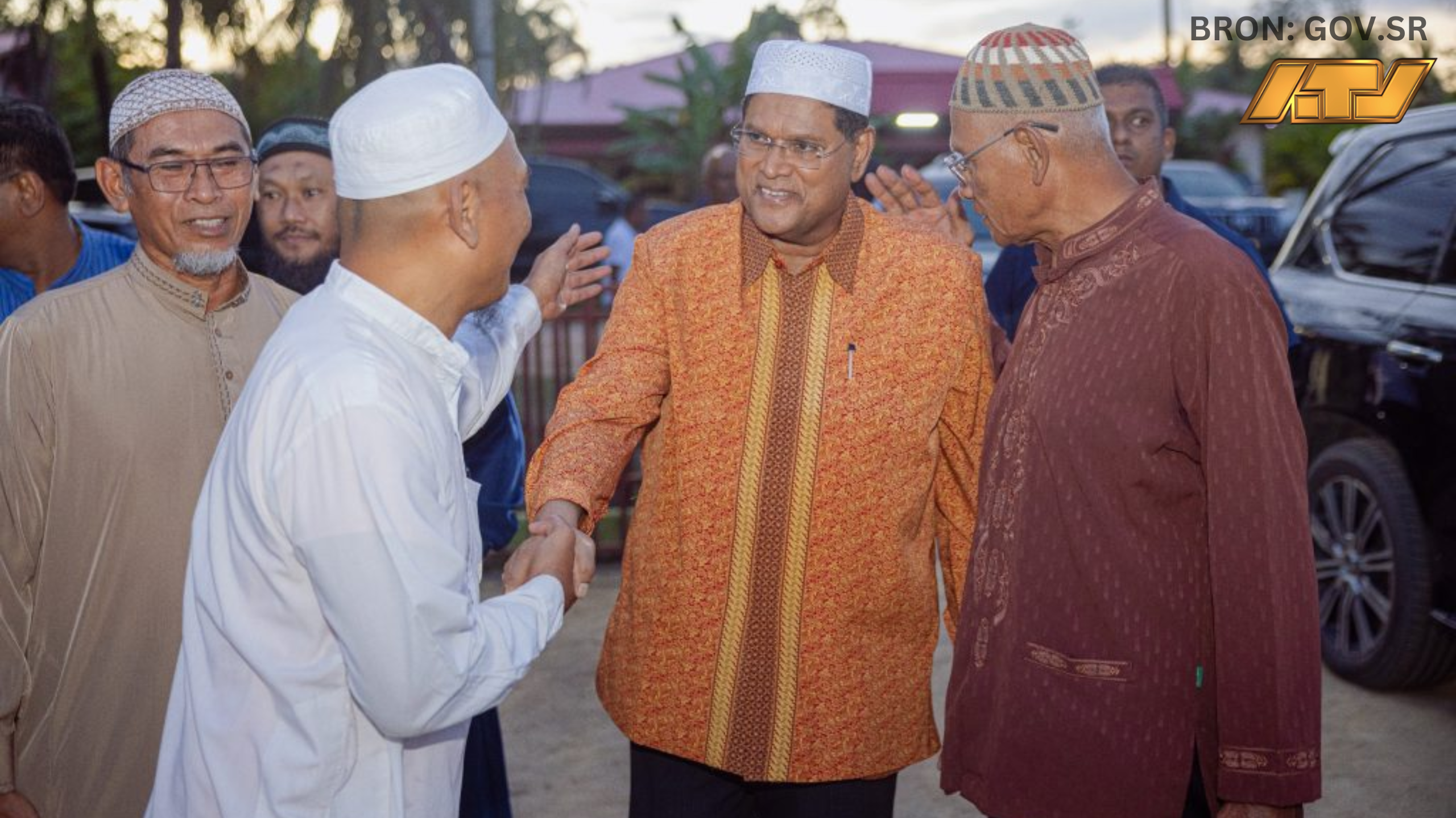President Santokhi woont Iftar bij in Moskee Al-Ichsaan: een moment van saamhorigheid en respect