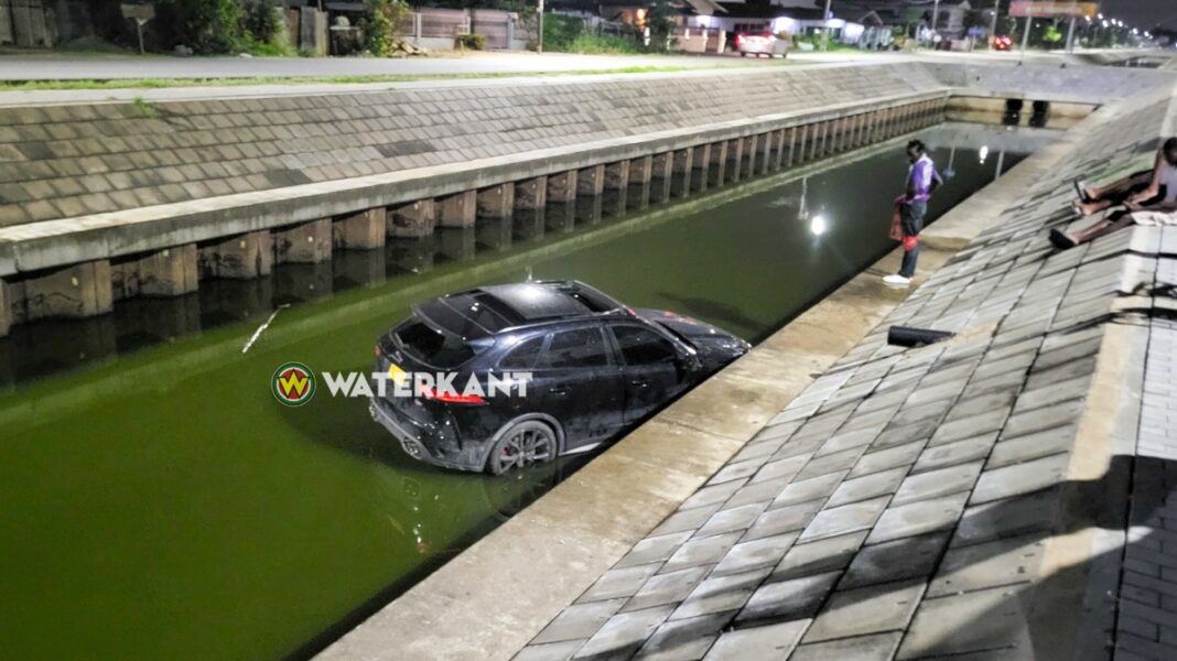 Jaguar F-Pace belandt in Boomskreek, bestuurder gewond