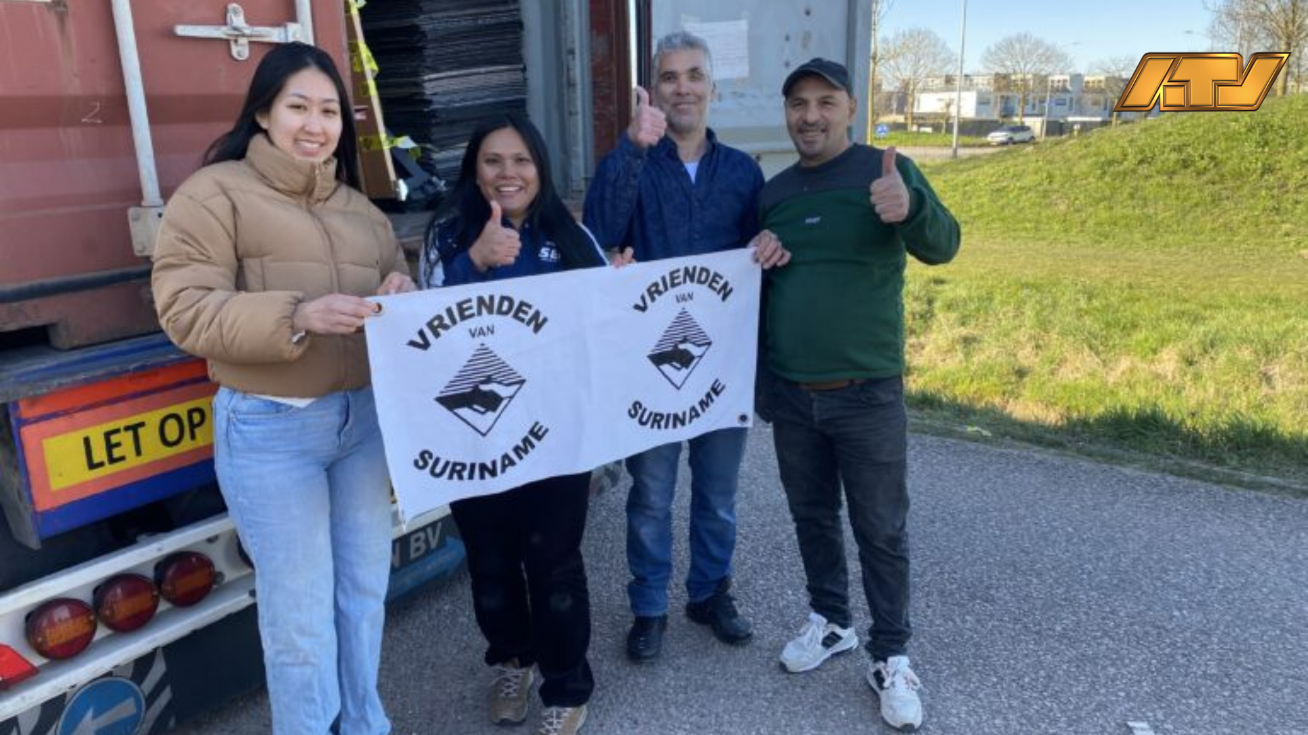 Vrijwilligers laden vijfde container met hulpgoederen voor Suriname