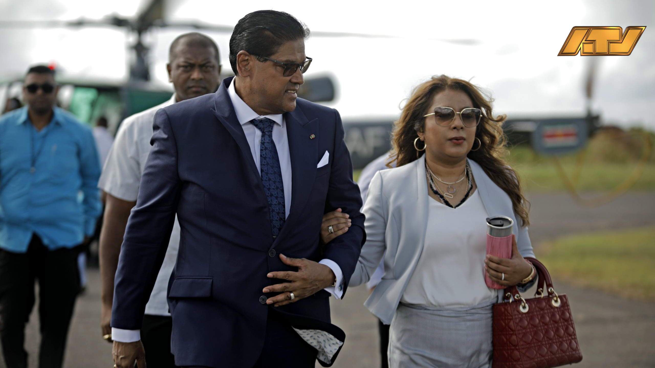 Nachtelijke ontruiming kantoor first lady roept vragen op