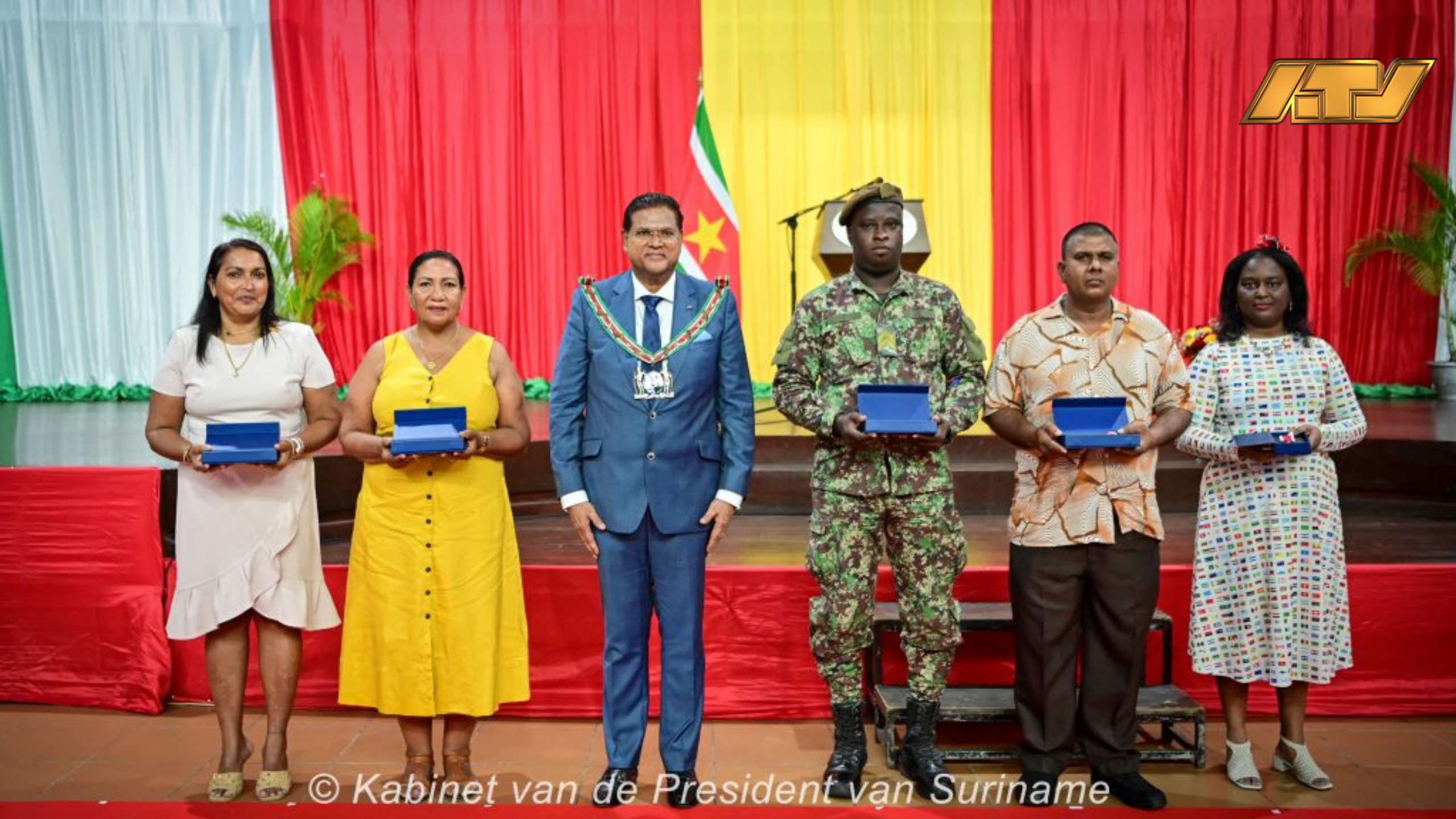 President Chan Santokhi eert bloeddoneren