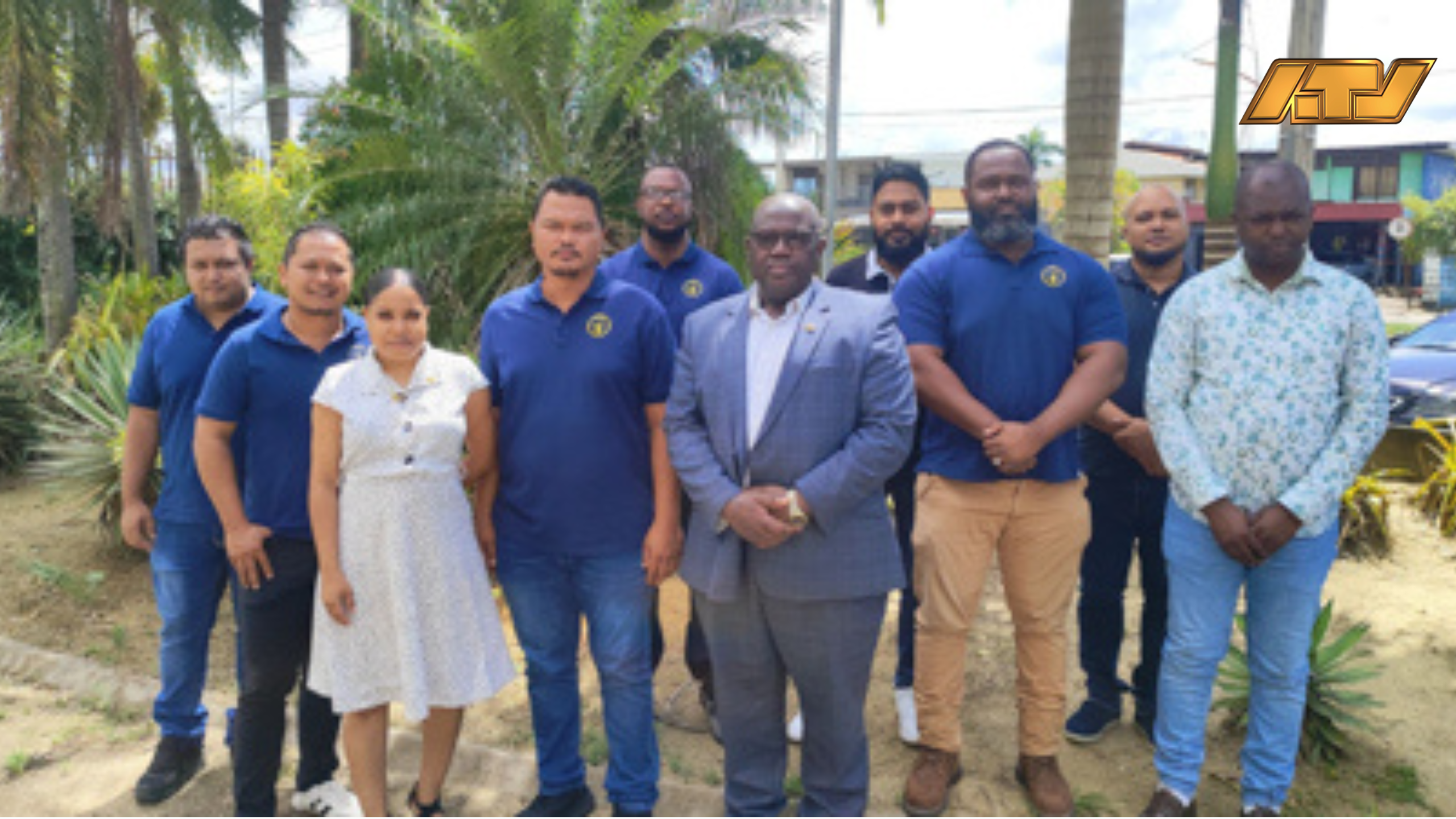 Minister Raymond Landveld van Transport, Communicatie en Toerisme (TCT) heeft overleg gevoerd met het bestuur van de Suriname Air Traffic Controllers Association (SACTA) over de hoge werkdruk, personeelskrapte en veiligheidszorgen binnen de luchtverkeersleiding. Ook de modernisering van technische systemen en arbeidsvoorwaarden kwamen uitgebreid aan bod. Volgens SACTA telt de luchtverkeersleiding momenteel 25 volledig gekwalificeerde verkeersleiders, die allen actief deelnemen aan het dienstrooster. Door het tekort aan personeel wordt vaak gewerkt in zogeheten Single Person Operations, waarbij één verkeersleider een volledige dienst draait. De bond stelt dat deze werkwijze niet in lijn is met internationale veiligheidsnormen. Daarnaast wees SACTA op achterstallige overuren en pleitte zij opnieuw voor een loonsverhoging van 100% om uitstroom te voorkomen en nieuwe instroom te stimuleren. Minister Landveld erkende de problemen en gaf aan dat de betaling van overuren prioriteit heeft. “Geen enkele aanvraag blijft liggen; alle documenten worden tijdig afgehandeld,” benadrukte hij. De minister kondigde tevens aan dat binnen het luchtvaartprogramma van de Inter-American Development Bank (IDB) een bedrag van 25 miljoen Amerikaanse dollar is vrijgemaakt voor versterking van de luchtvaartdienst. Daarvan wordt 5 miljoen dollar bestemd voor modernisering van apparatuur en digitalisering van systemen. De werving van personeel voor de nieuwe Project Execution Unit (PEU) is inmiddels gestart. Ook het verouderde communicatienetwerk van de luchtverkeersleiding kwam aan de orde. TCT-directeur Faridy Lila liet weten dat het verzoek om een eigen netwerk wordt onderzocht, binnen de kaders van de telecomwetgeving. Voorlopig wordt gebruikgemaakt van Telesur-bundels als tijdelijke oplossing. Waarnemend directeur Transport, Verno Prijor, maakte bekend dat de financiering voor de opleiding van assistent-luchtverkeersleiders is goedgekeurd, waardoor de trainingen binnenkort kunnen beginnen. Minister Landveld verklaarde dat hij ook aandacht zal besteden aan de loonverschillen tussen luchtverkeersleiders en ondersteunend personeel. “Binnen één dienst moet gelijke behandeling gelden. Niemand wordt voorgetrokken,” aldus de minister. Het verzoek van de bond om loonsverhoging en incentivevergoedingen wordt meegenomen in een breder onderzoek naar de organisatie en de financiële haalbaarheid. Daarnaast krijgt SACTA de gelegenheid een voorstel in te dienen voor een aangepast dienstrooster voor aspirant-verkeersleiders.