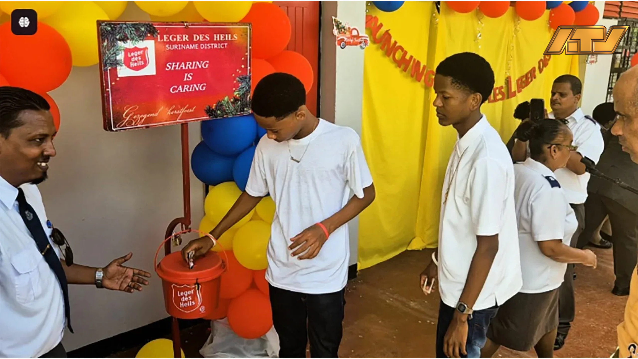 Succesvolle aftrap kerstpottenactie: Leger des Heils haalt SRD 50.000 op