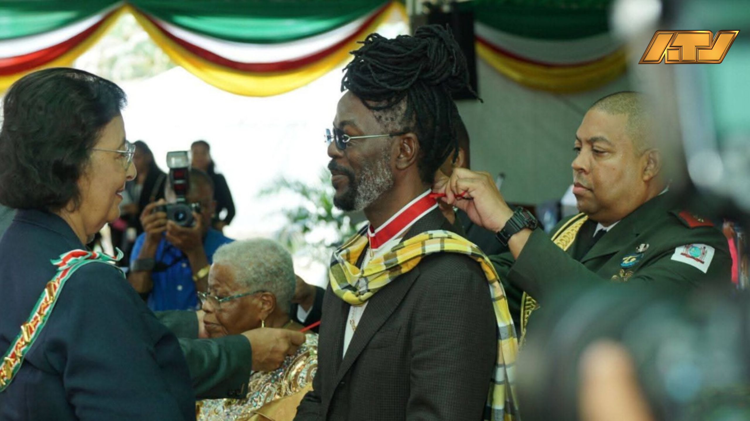 Kenny B geëerd als Commandeur tijdens 50 jaar Srefidensi