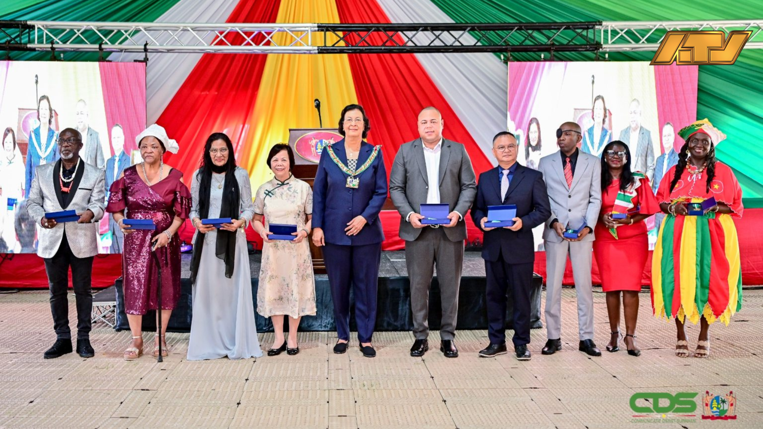 Suriname eert bijna 190 bijzondere burgers tijdens decoratieceremonie voor 50 jaar onafhankelijkheid