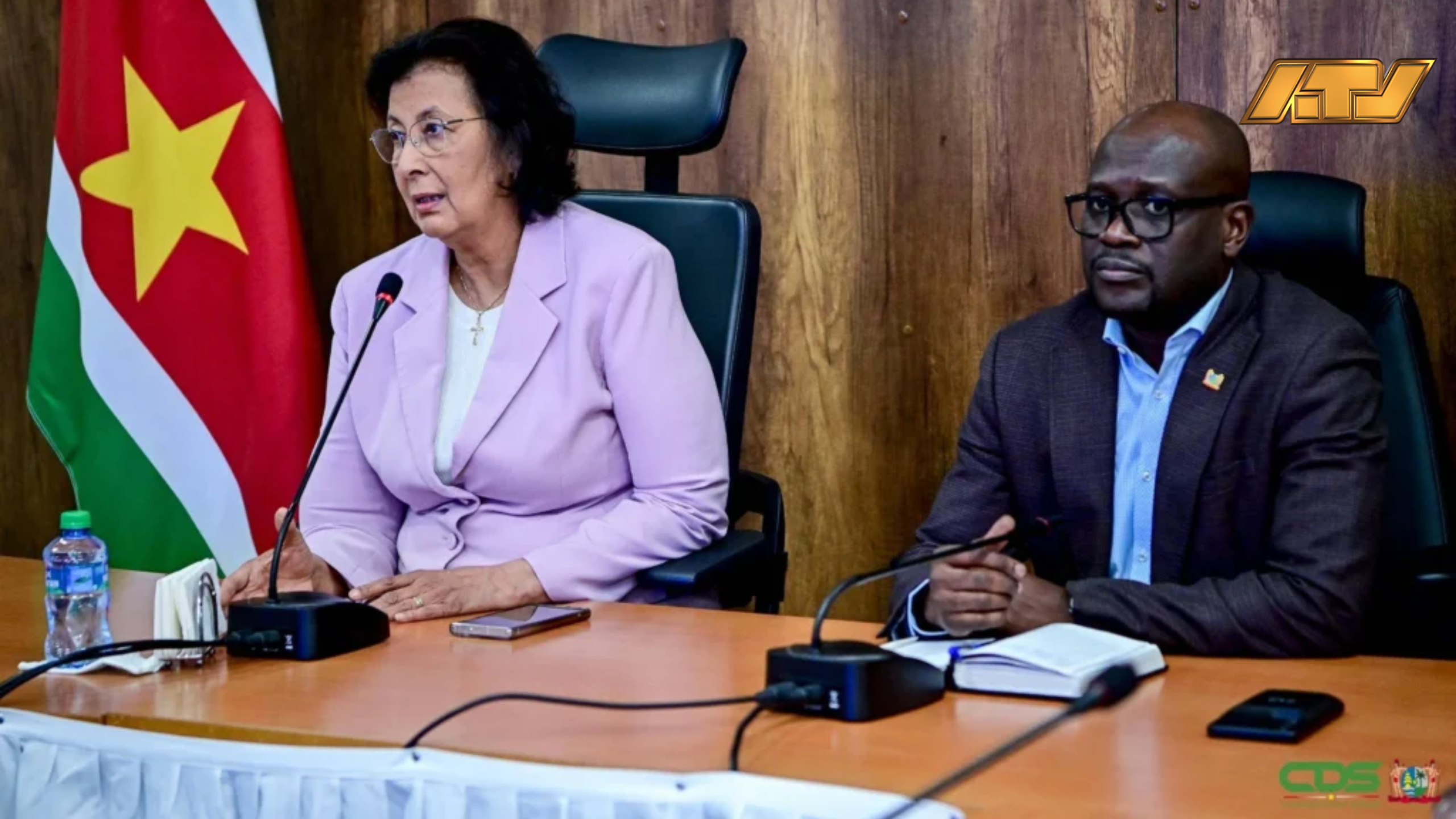 Traditioneel Gezag en president Simons stemmen af op koninklijk bezoek