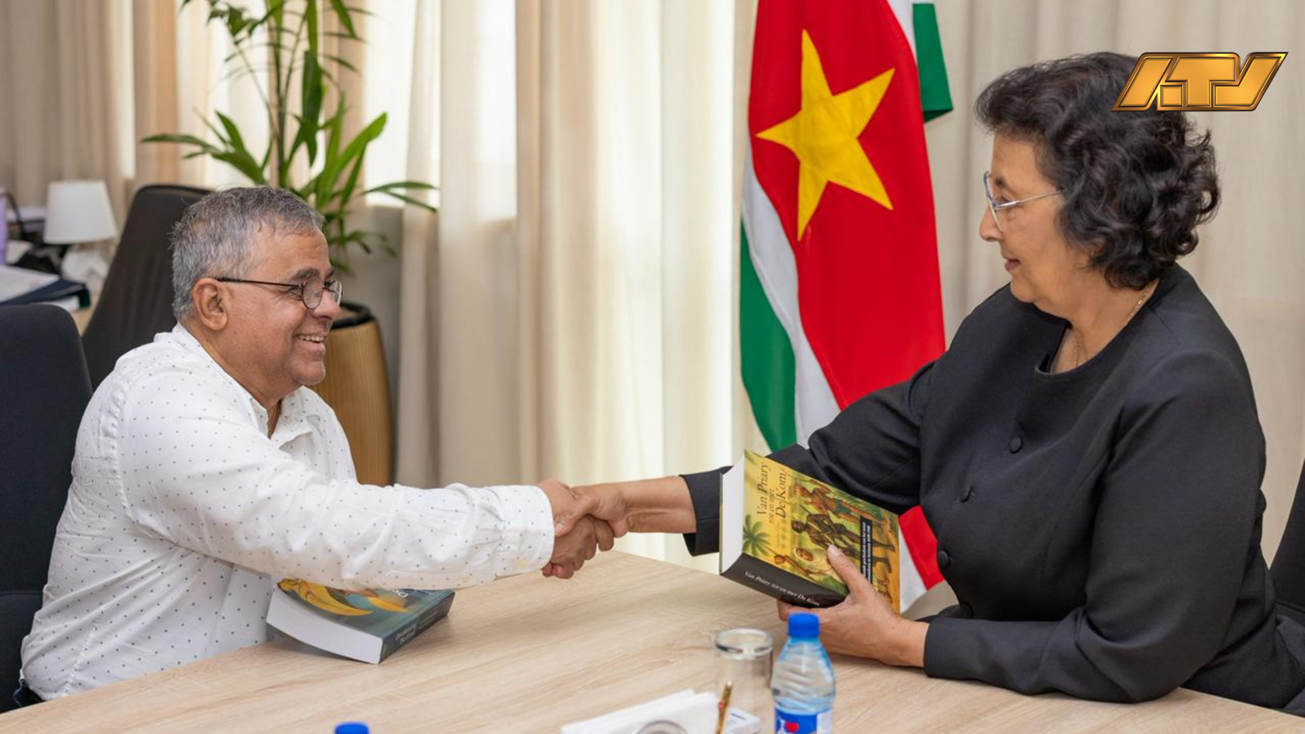 Sandew Hira presenteert vernieuwde dekoloniale geschiedschrijving aan president Simons