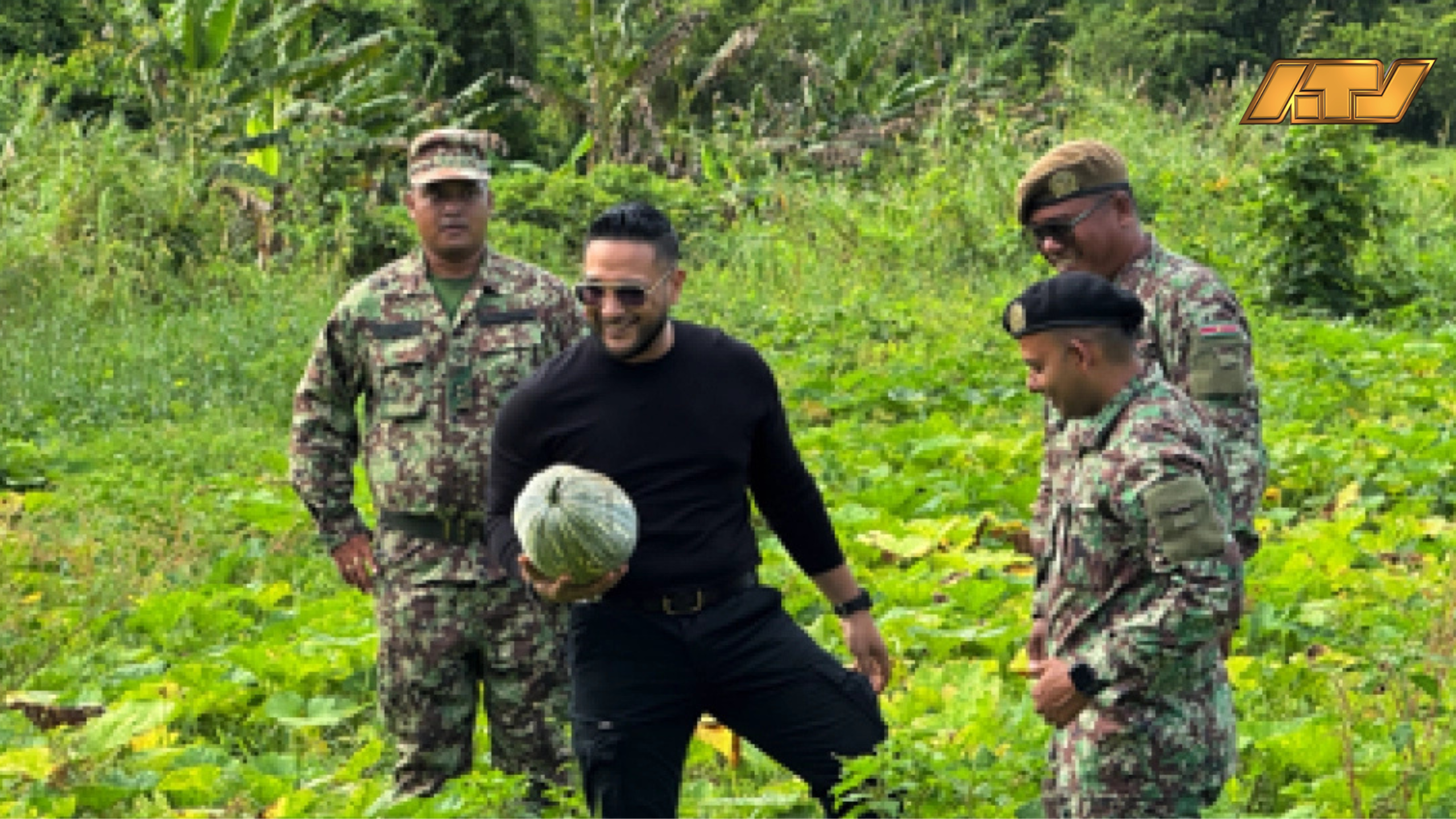 Minister Ramsaran bezoekt agrarisch project van het Nationaal Leger in Saramacca