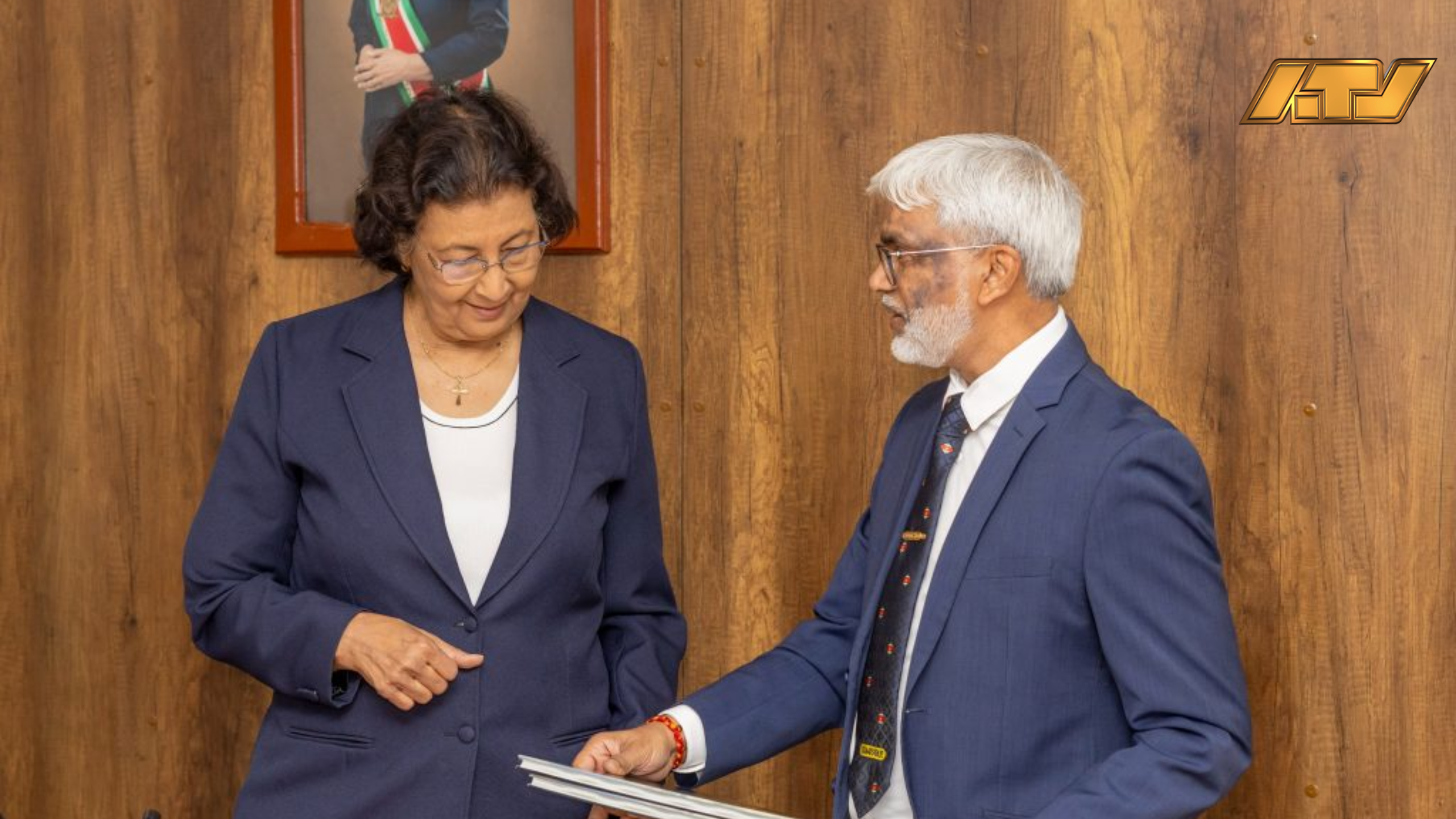 Staatsolie viert 45 jaar met presentatie Geologische Atlas