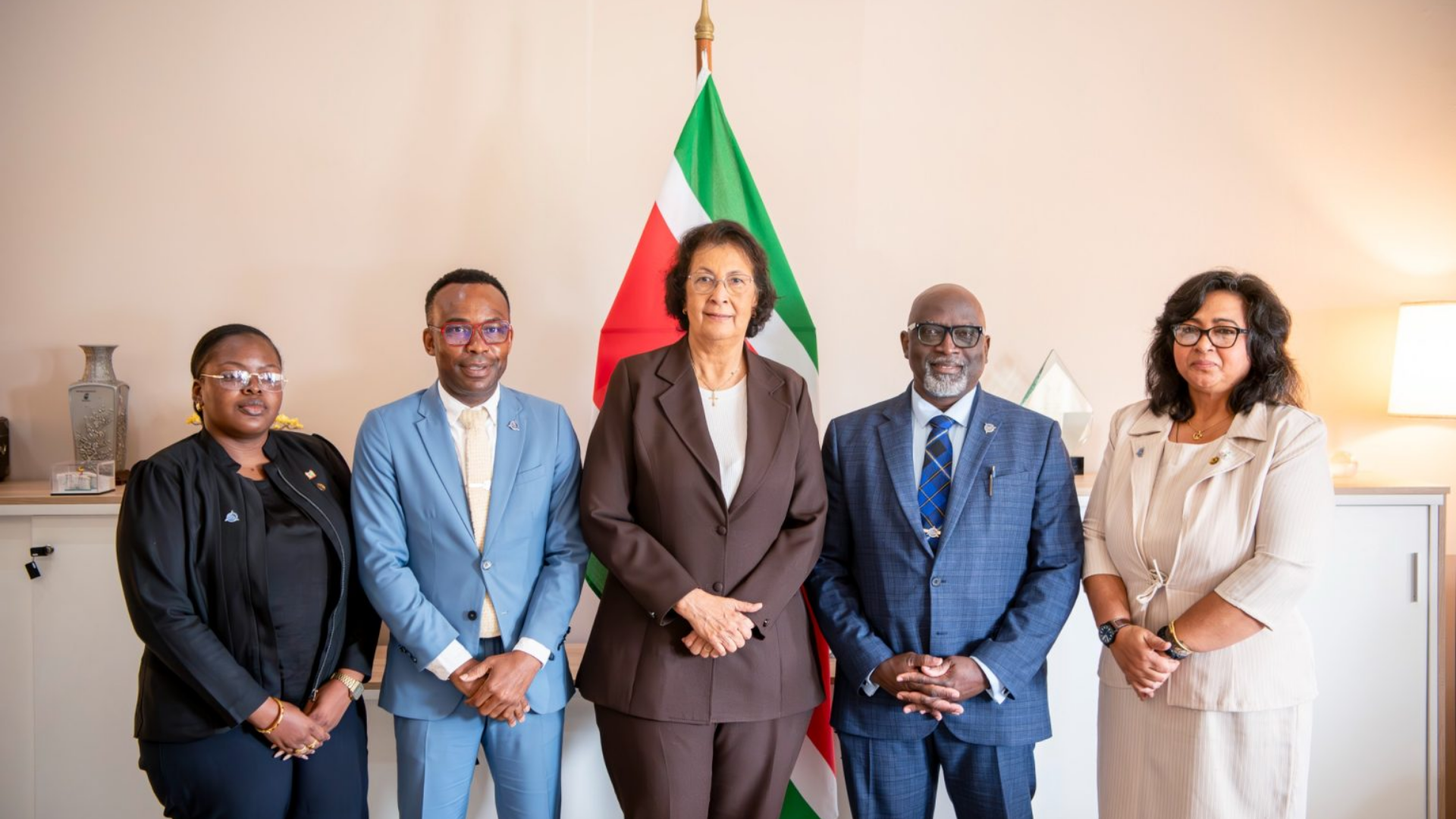 President Geerlings-Simons ontvangt CARICOM IMPACS-directeur